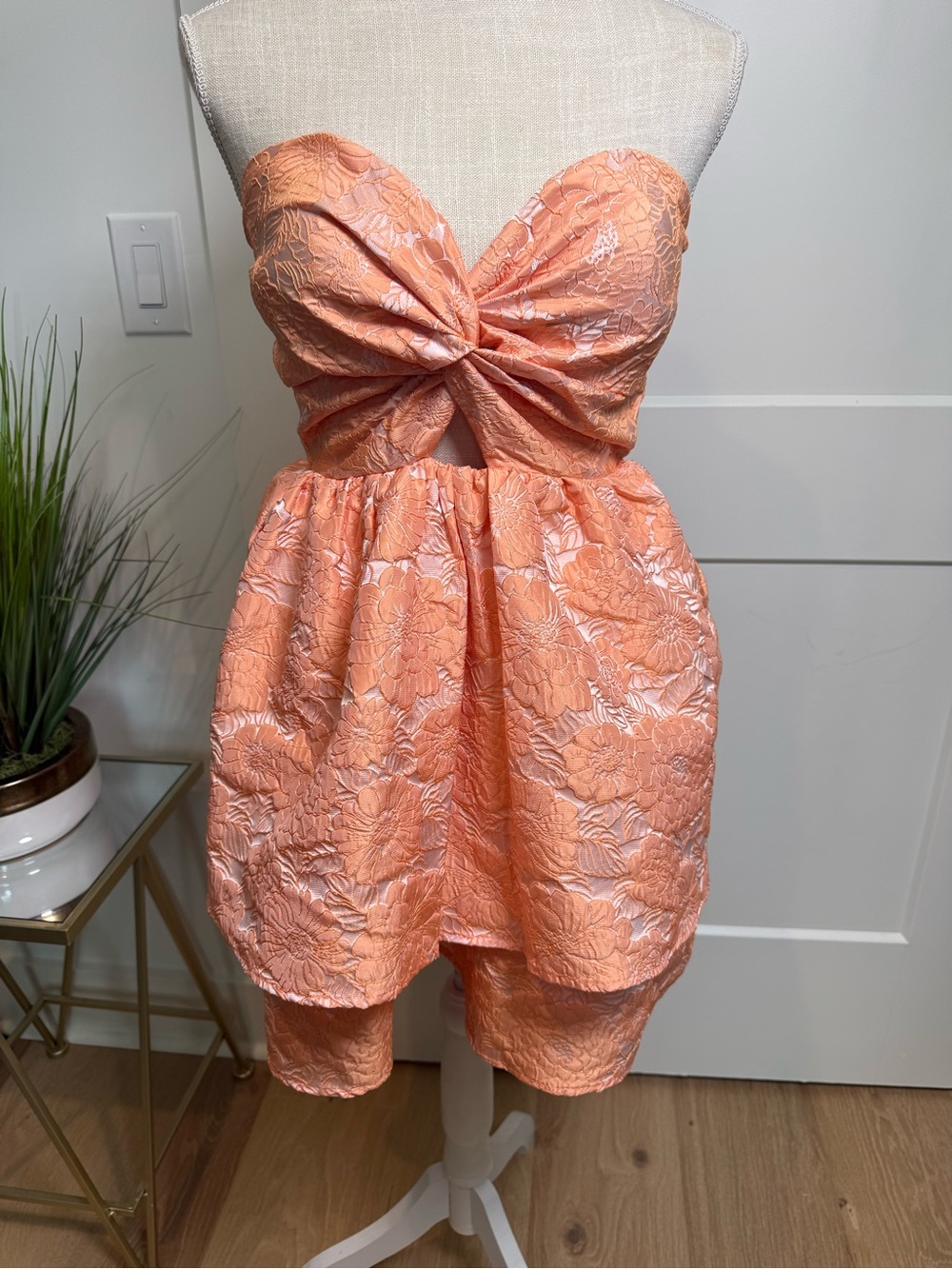 Luna Coral Peach Floral Brocade Strapless Mini Dress Size Medium Cutout Party